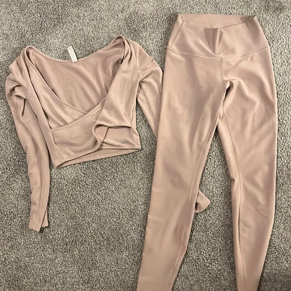 Alo yoga set size small in pink